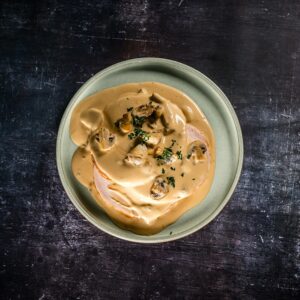 KALKOENFILET MET CHAMPIGNONROOMSAUS