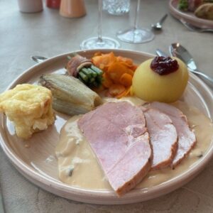 MENU GEKOOKTE BEENHAM MET KOUDE GROENTEN FRIETJES EN 2 WARME SAUZEN